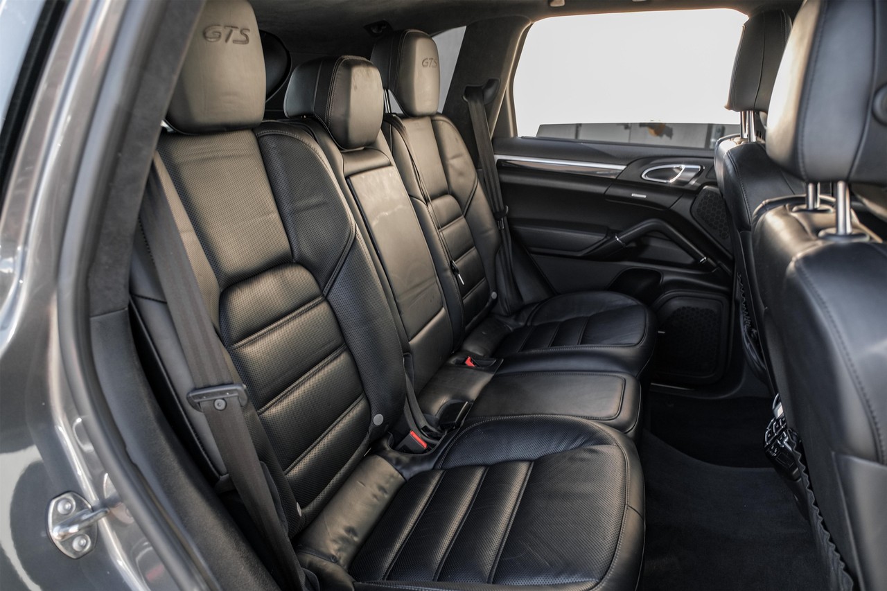 Porsche Cayenne Vehicle Main Gallery Image 37