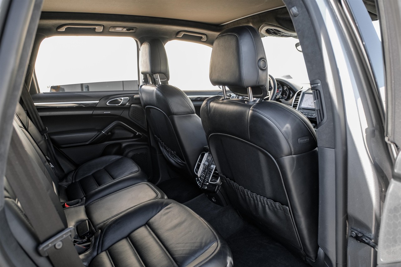 Porsche Cayenne Vehicle Main Gallery Image 38