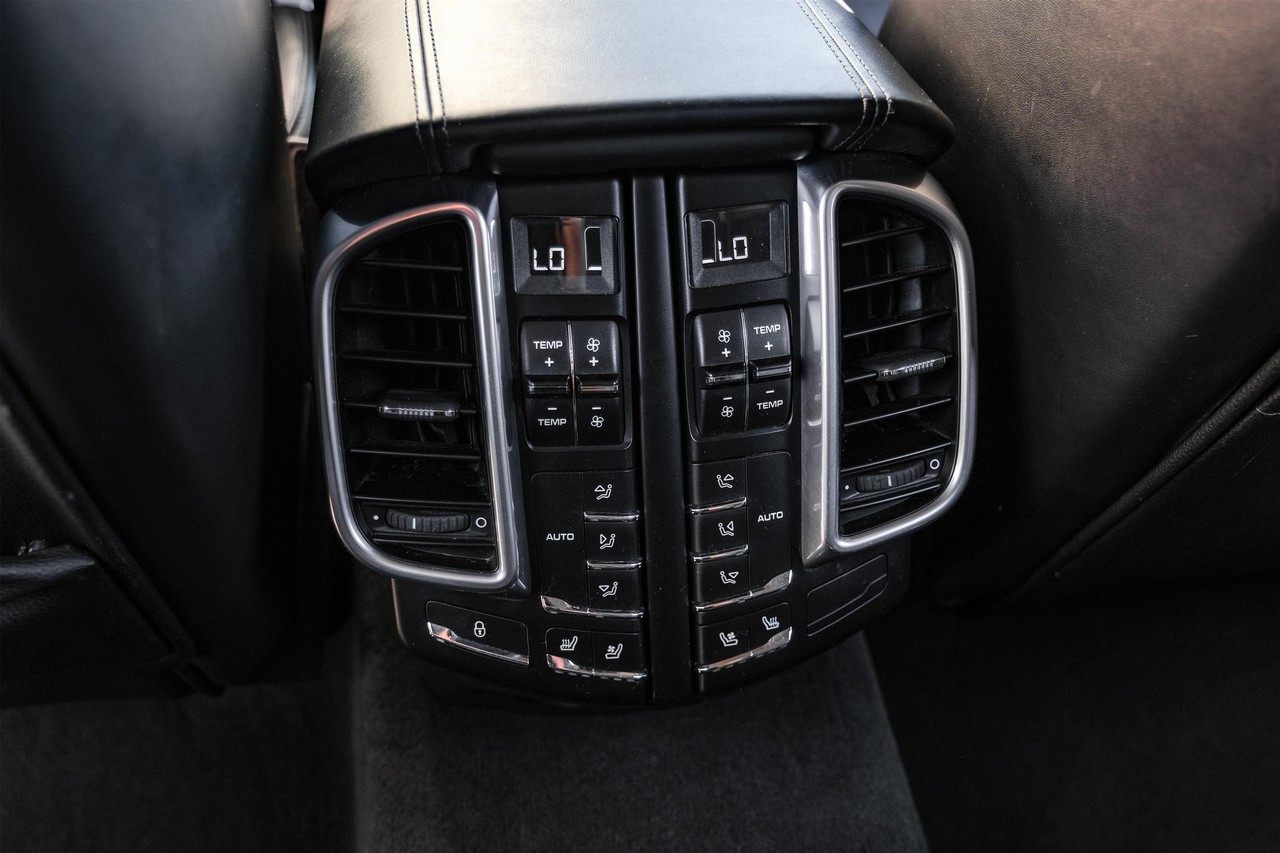 Porsche Cayenne Vehicle Main Gallery Image 39