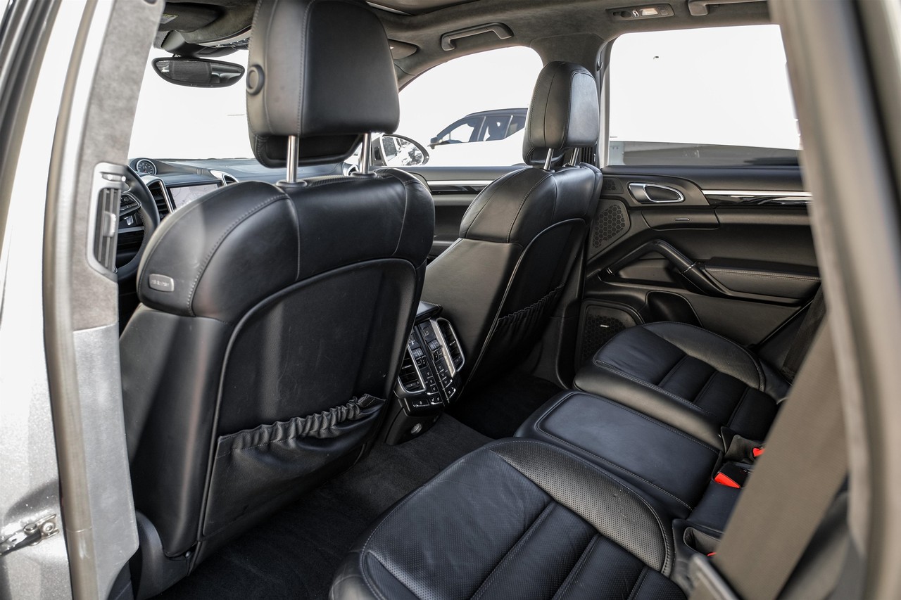 Porsche Cayenne Vehicle Main Gallery Image 40