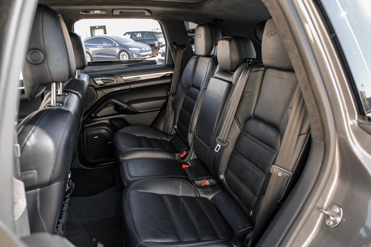 Porsche Cayenne Vehicle Main Gallery Image 41