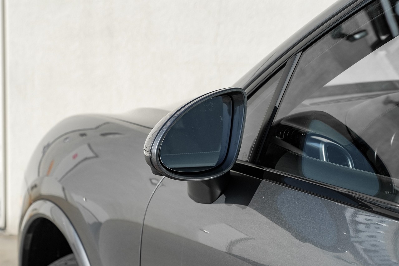 Porsche Cayenne Vehicle Main Gallery Image 43