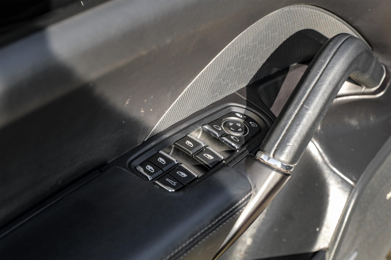 Porsche Cayenne Vehicle Main Gallery Image 45