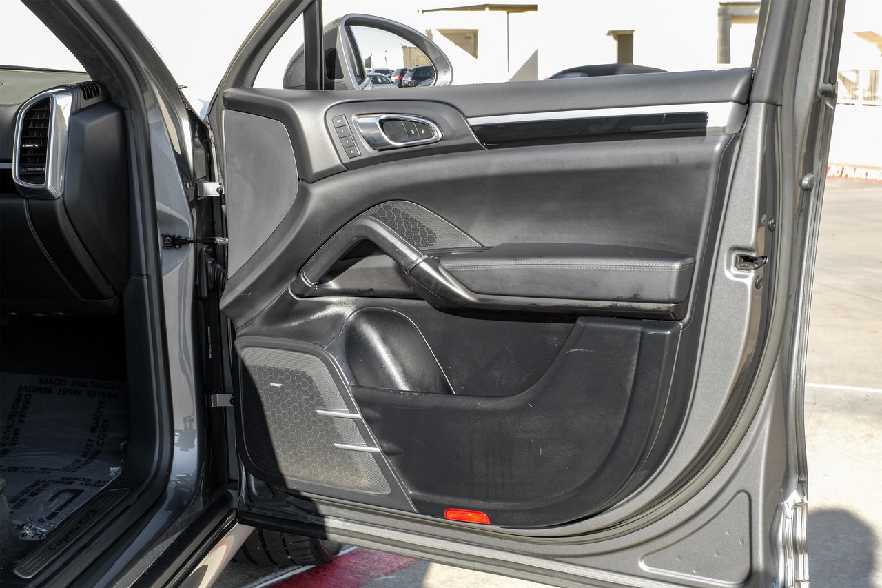 Porsche Cayenne Vehicle Main Gallery Image 46