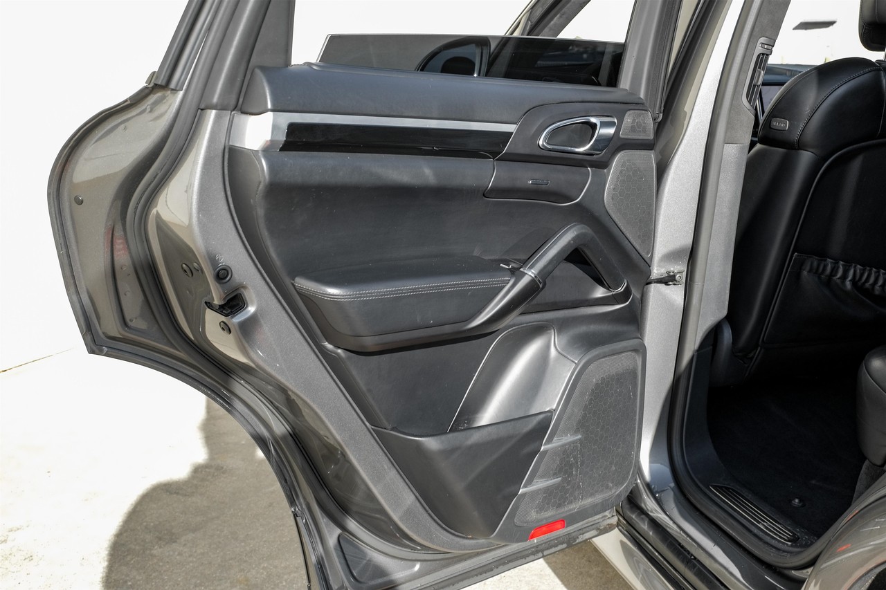 Porsche Cayenne Vehicle Main Gallery Image 47