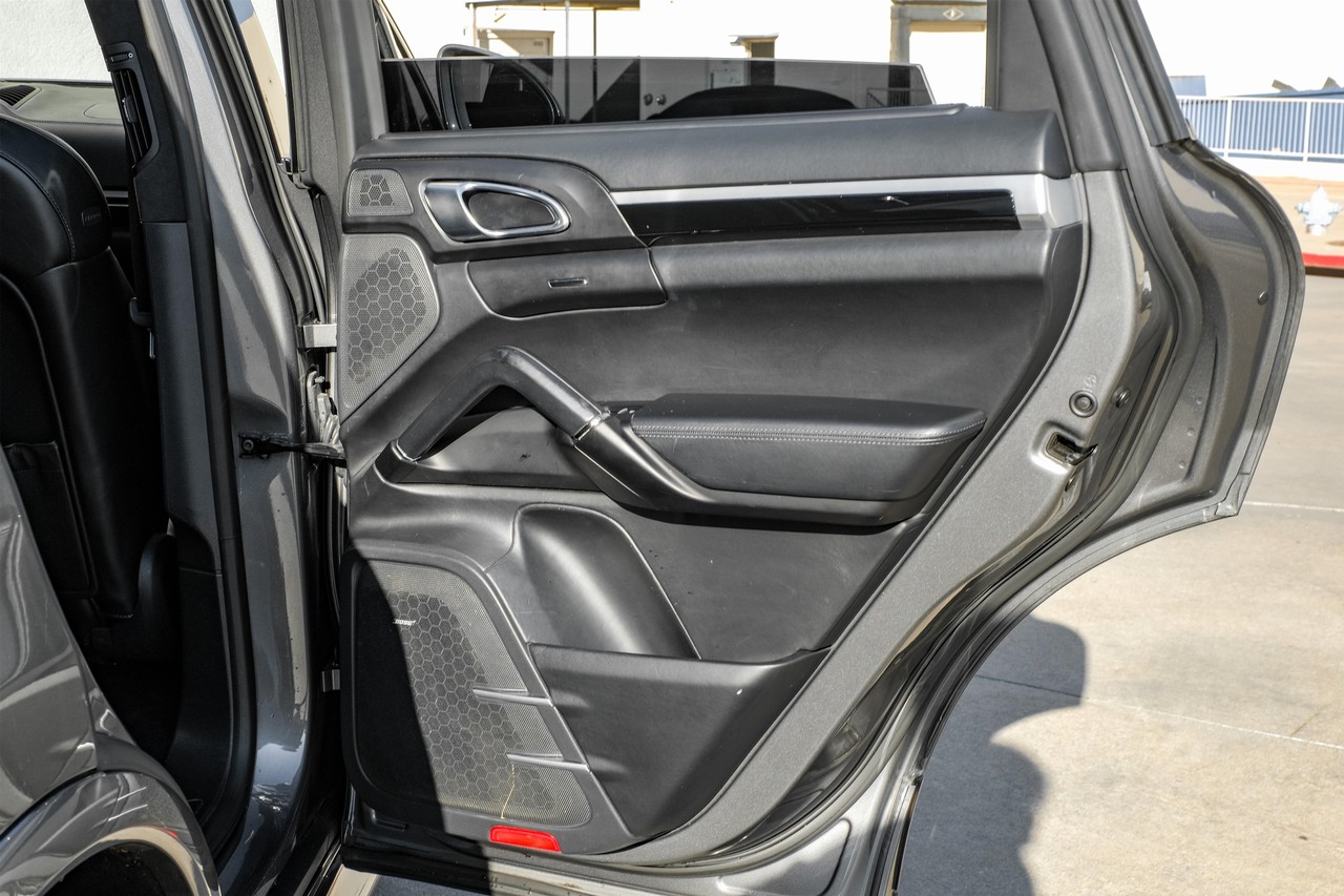 Porsche Cayenne Vehicle Main Gallery Image 48