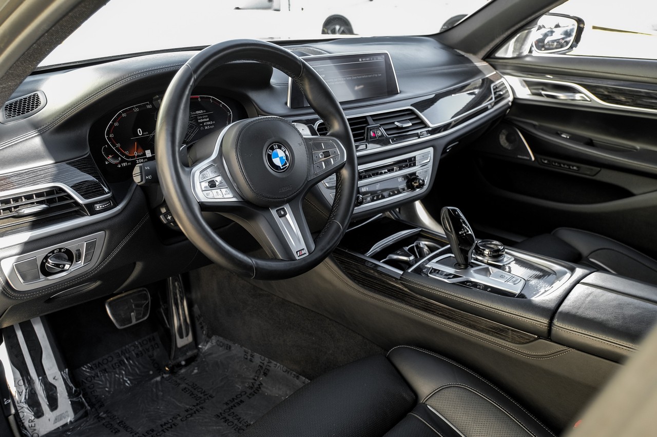 BMW 7 Series Vehicle Main Gallery Image 03
