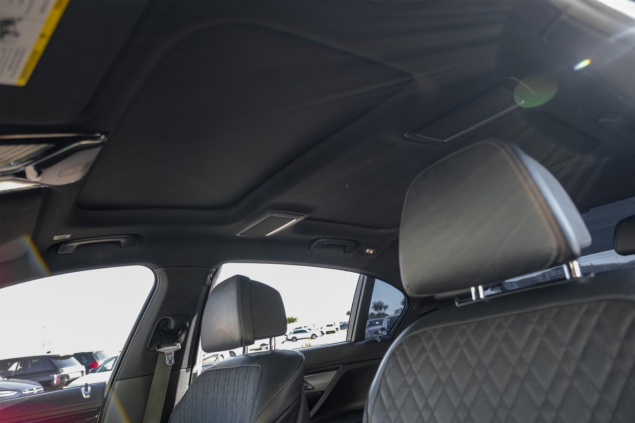 BMW 7 Series Vehicle Main Gallery Image 05