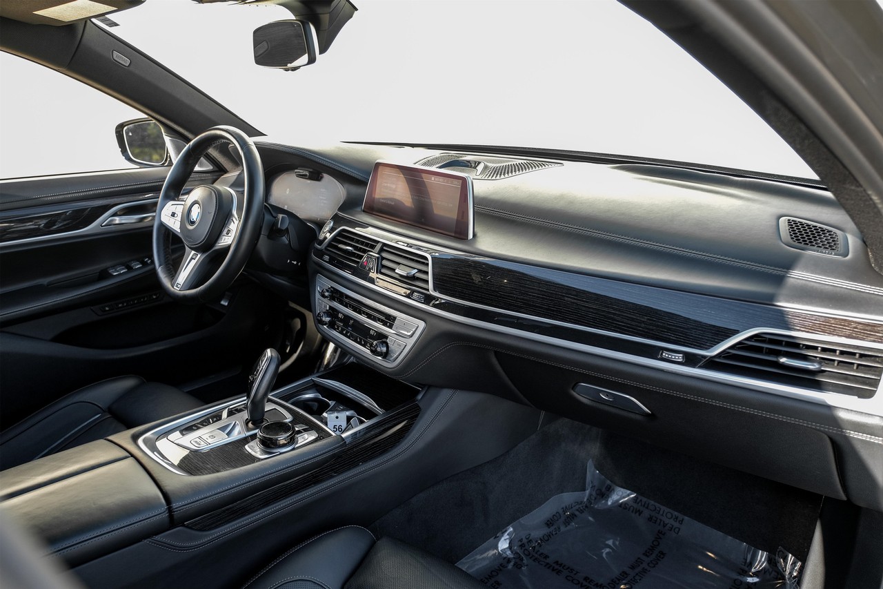 BMW 7 Series Vehicle Main Gallery Image 13