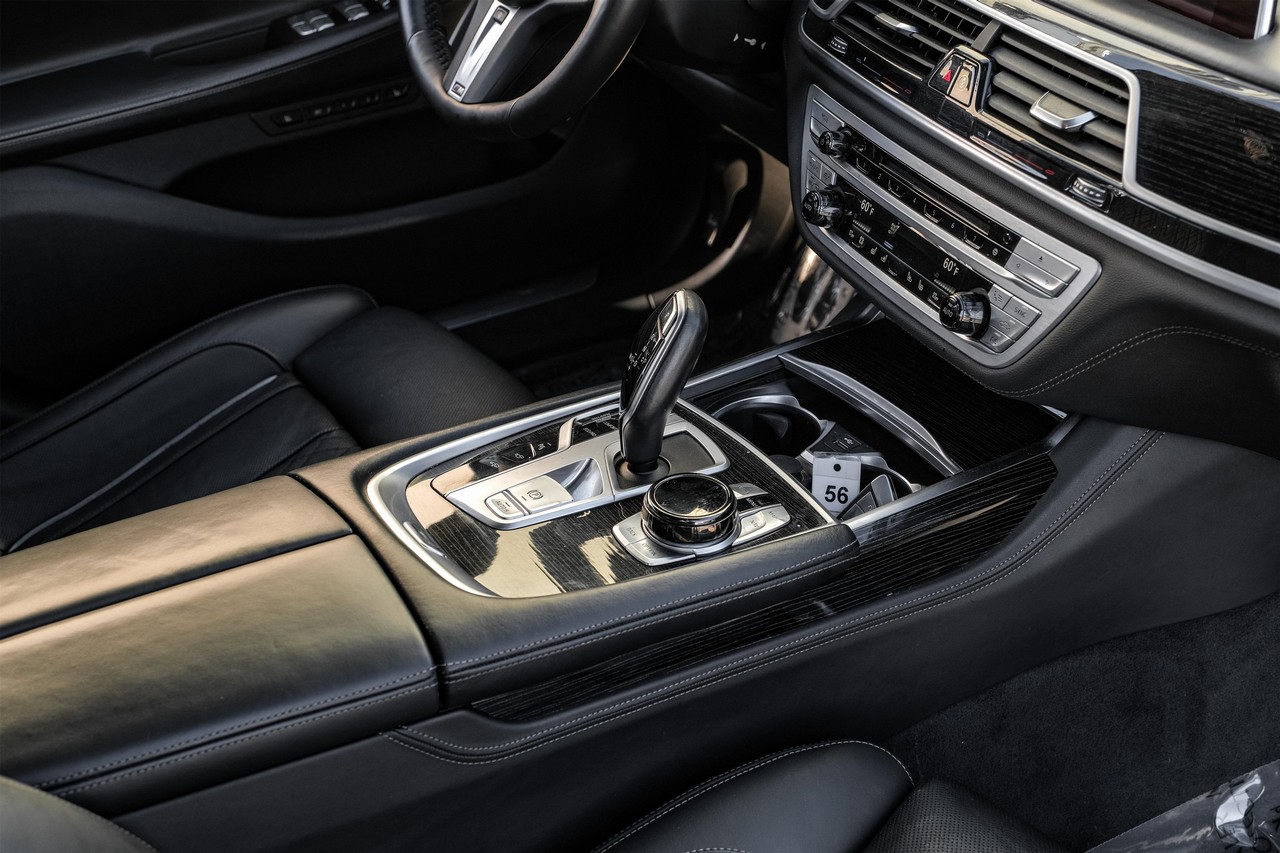 BMW 7 Series Vehicle Main Gallery Image 24