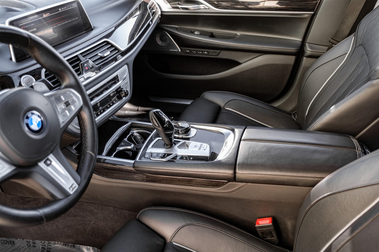 BMW 7 Series Vehicle Main Gallery Image 25