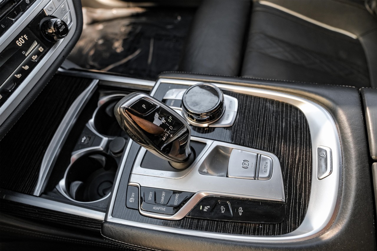 BMW 7 Series Vehicle Main Gallery Image 26