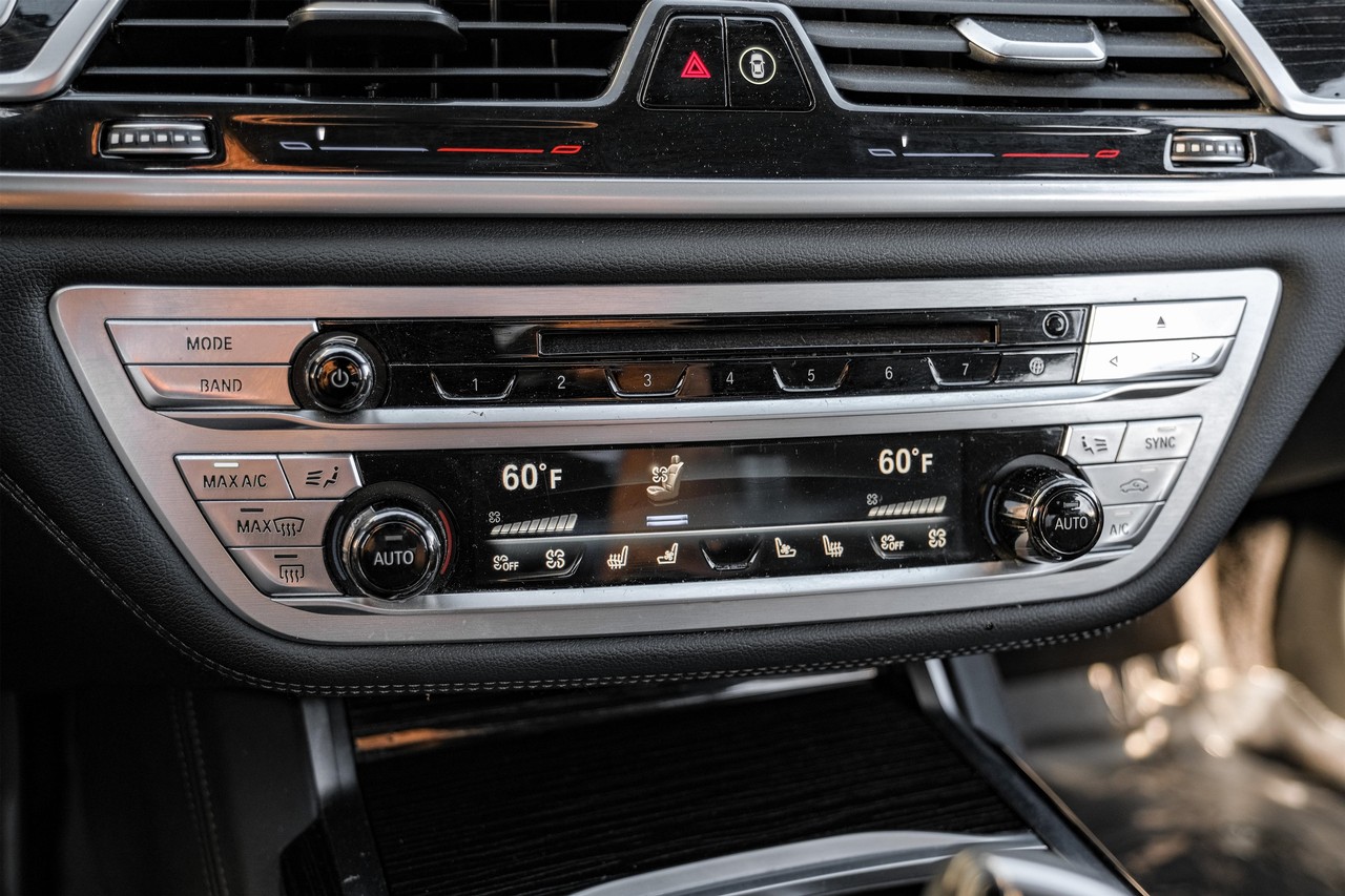 BMW 7 Series Vehicle Main Gallery Image 27