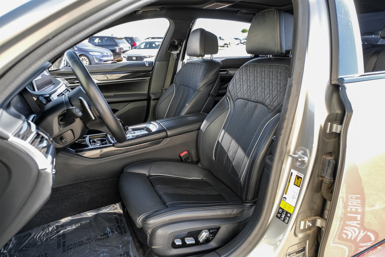 BMW 7 Series Vehicle Main Gallery Image 30