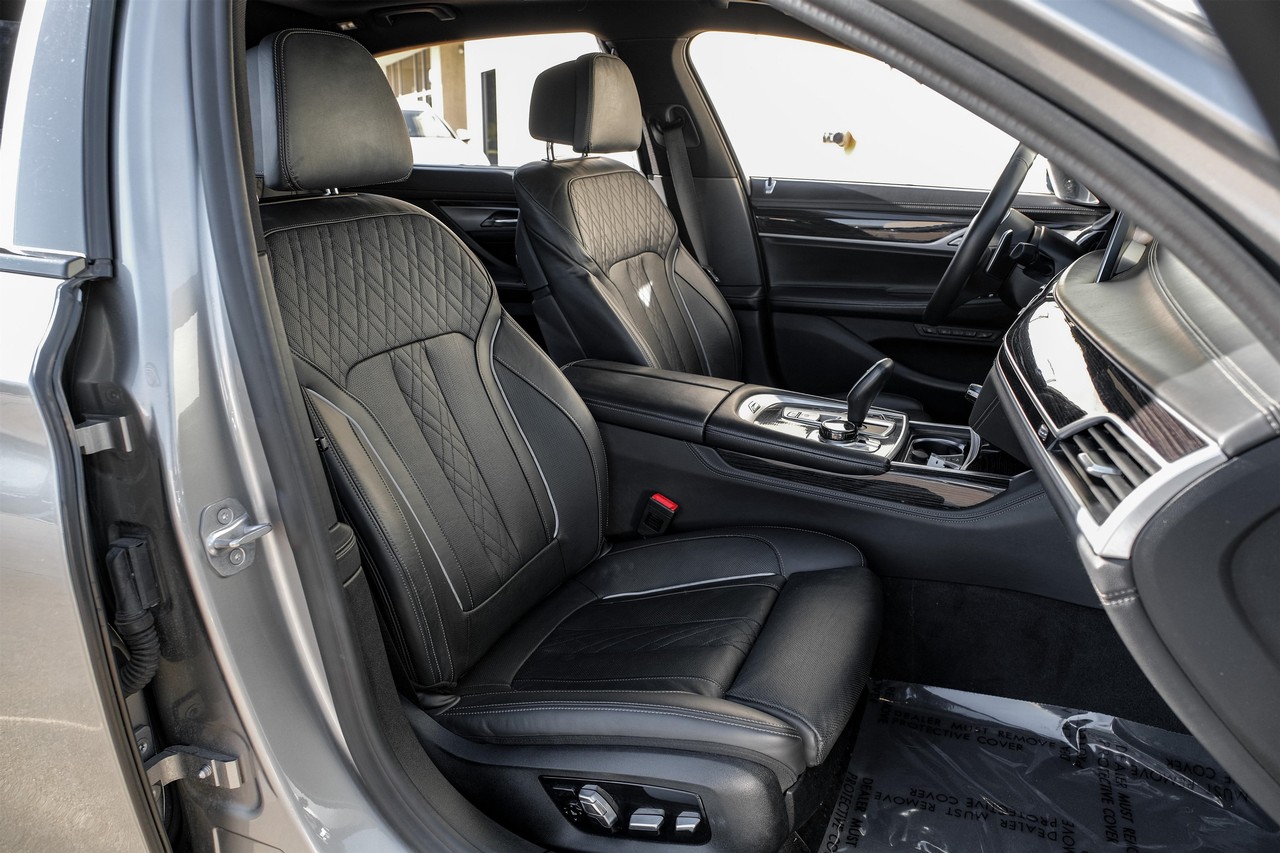 BMW 7 Series Vehicle Main Gallery Image 32
