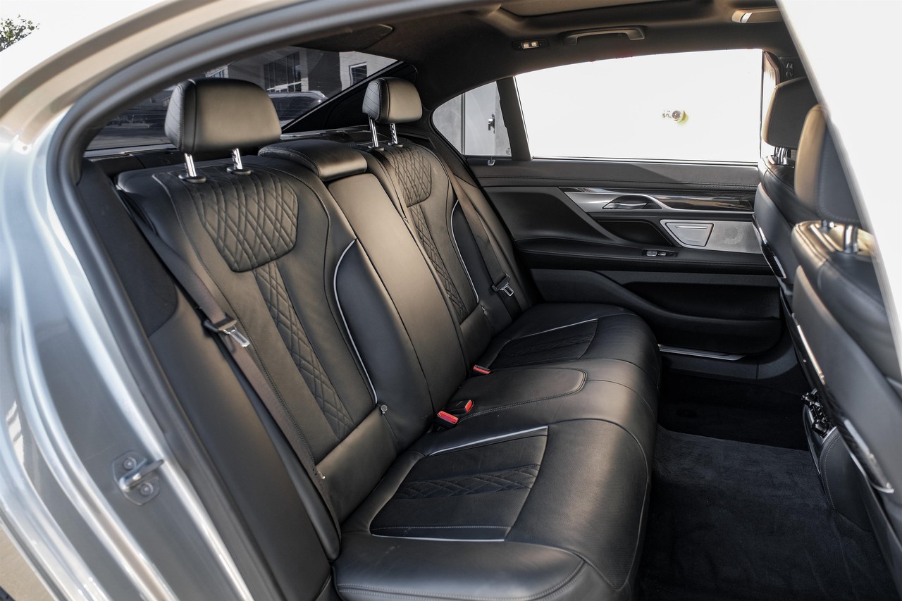 BMW 7 Series Vehicle Main Gallery Image 33