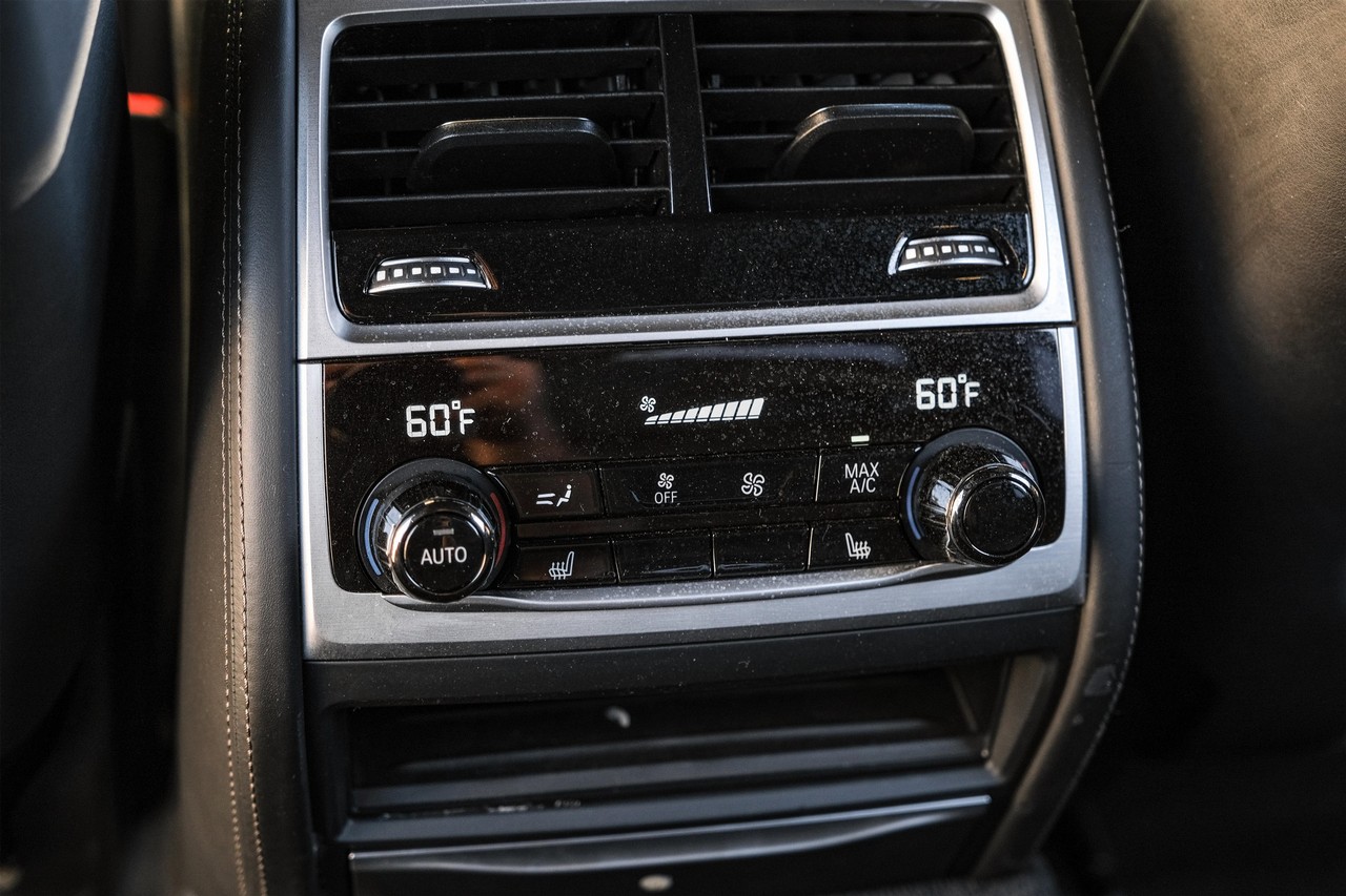 BMW 7 Series Vehicle Main Gallery Image 35