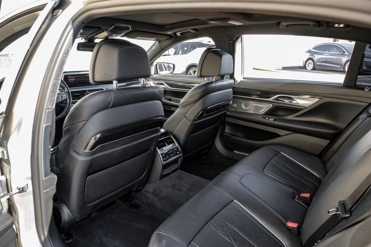 BMW 7 Series Vehicle Main Gallery Image 36
