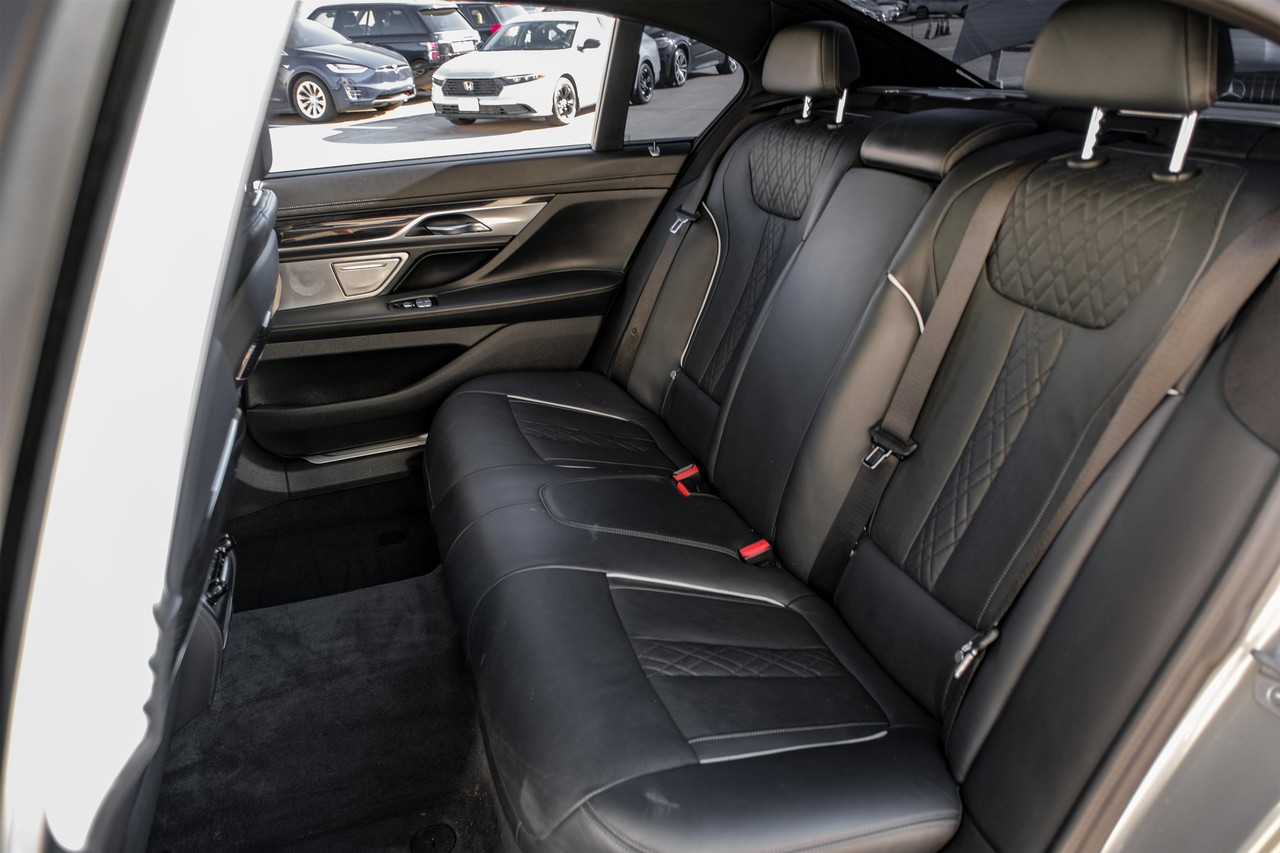 BMW 7 Series Vehicle Main Gallery Image 37
