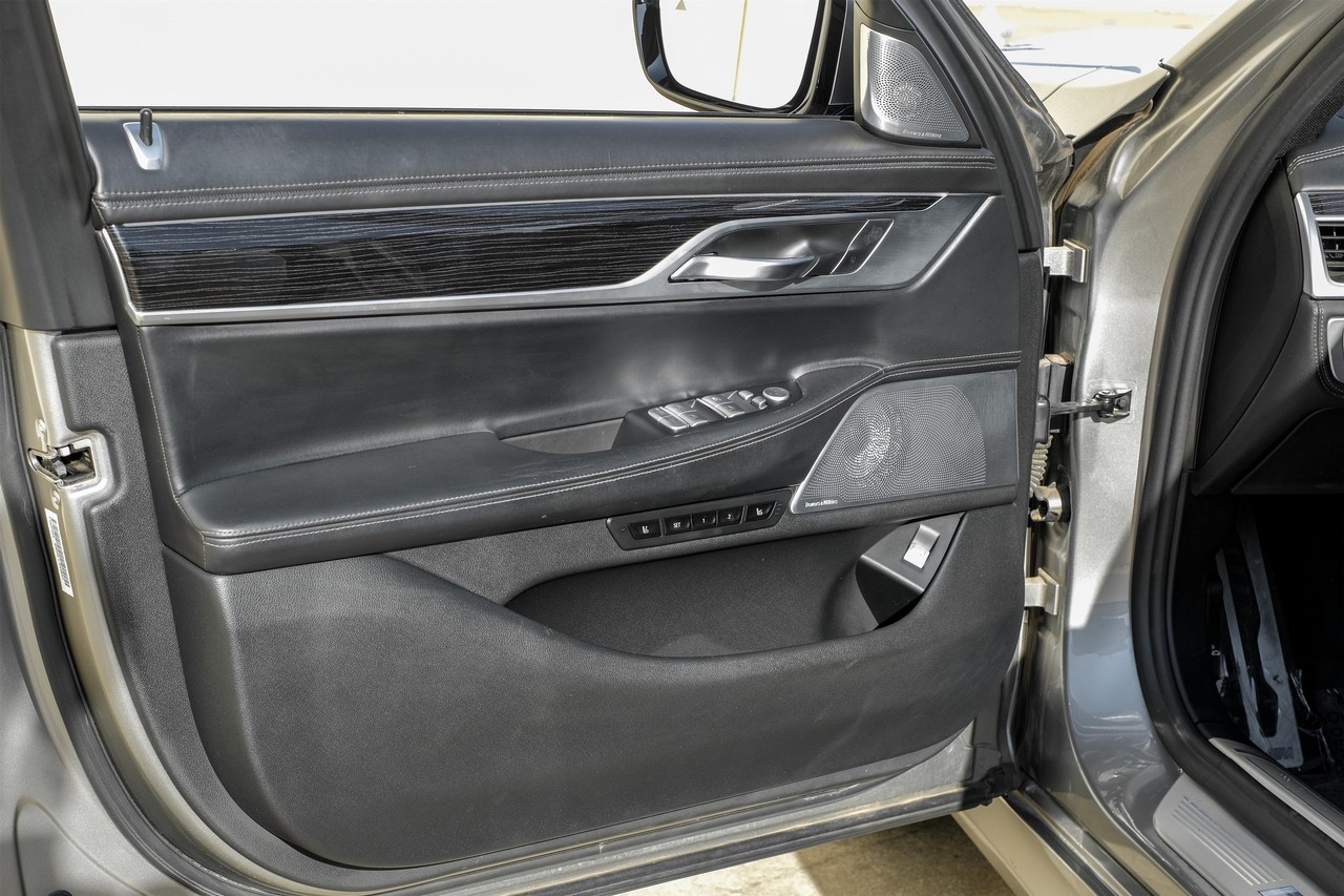 BMW 7 Series Vehicle Main Gallery Image 40