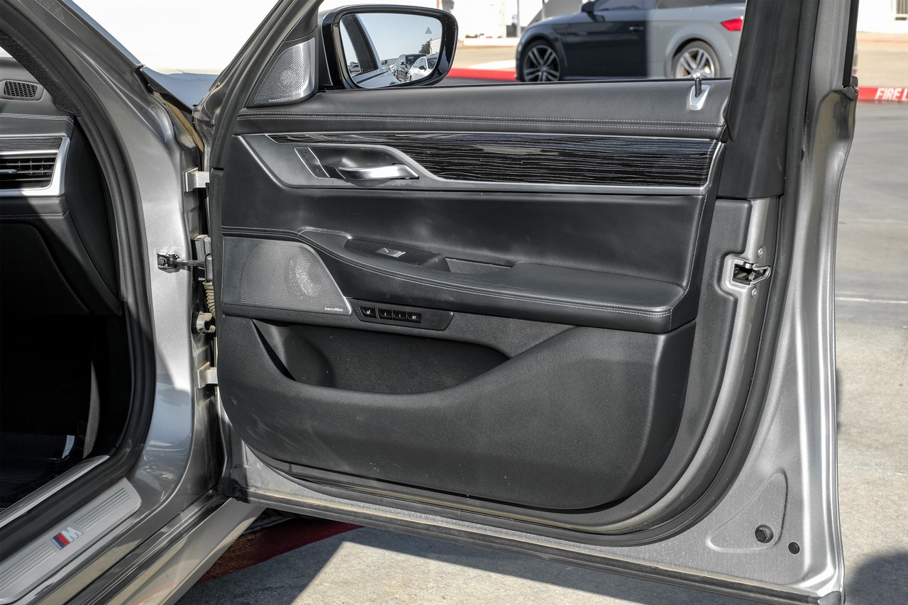 BMW 7 Series Vehicle Main Gallery Image 42