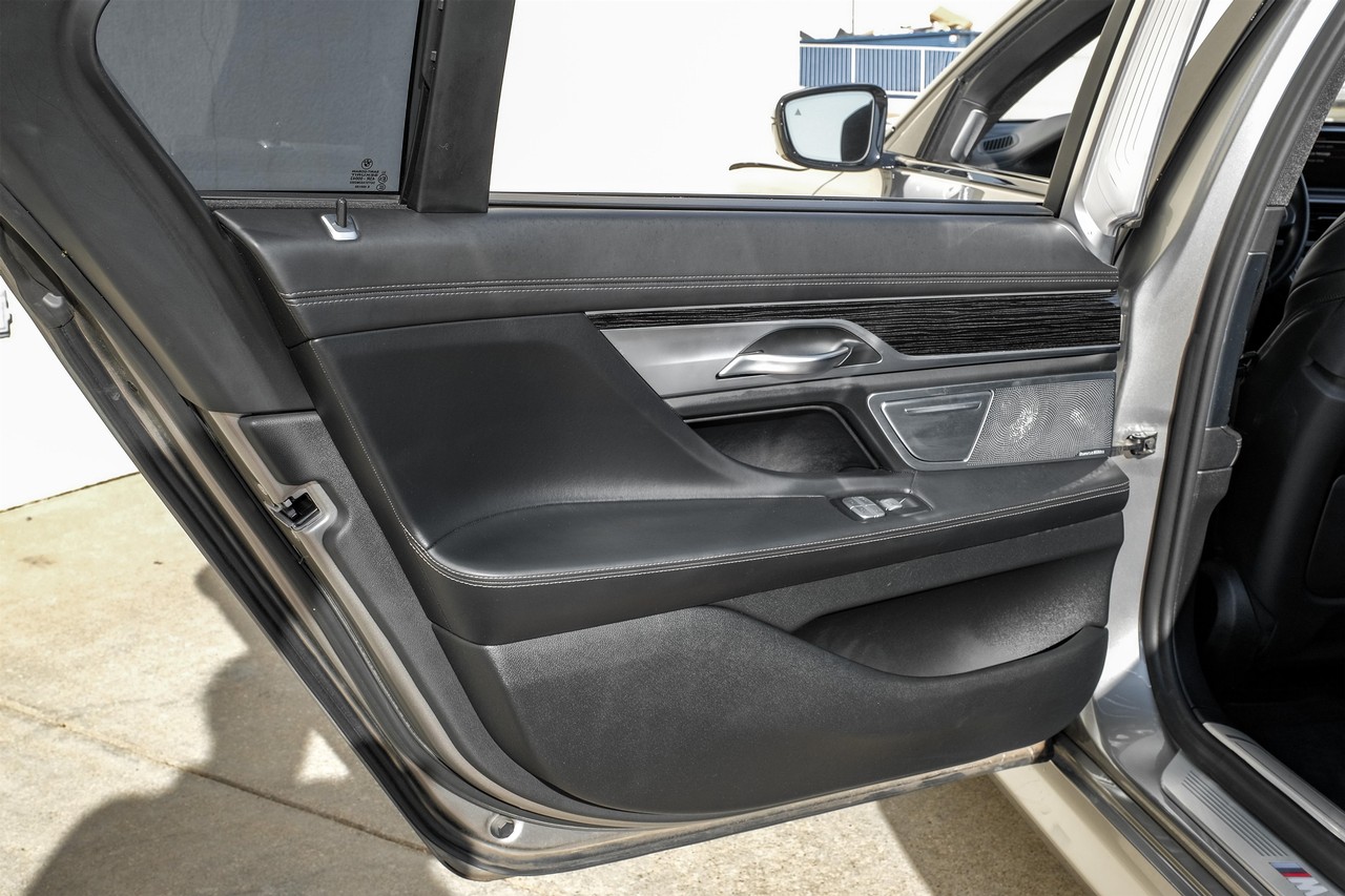 BMW 7 Series Vehicle Main Gallery Image 43