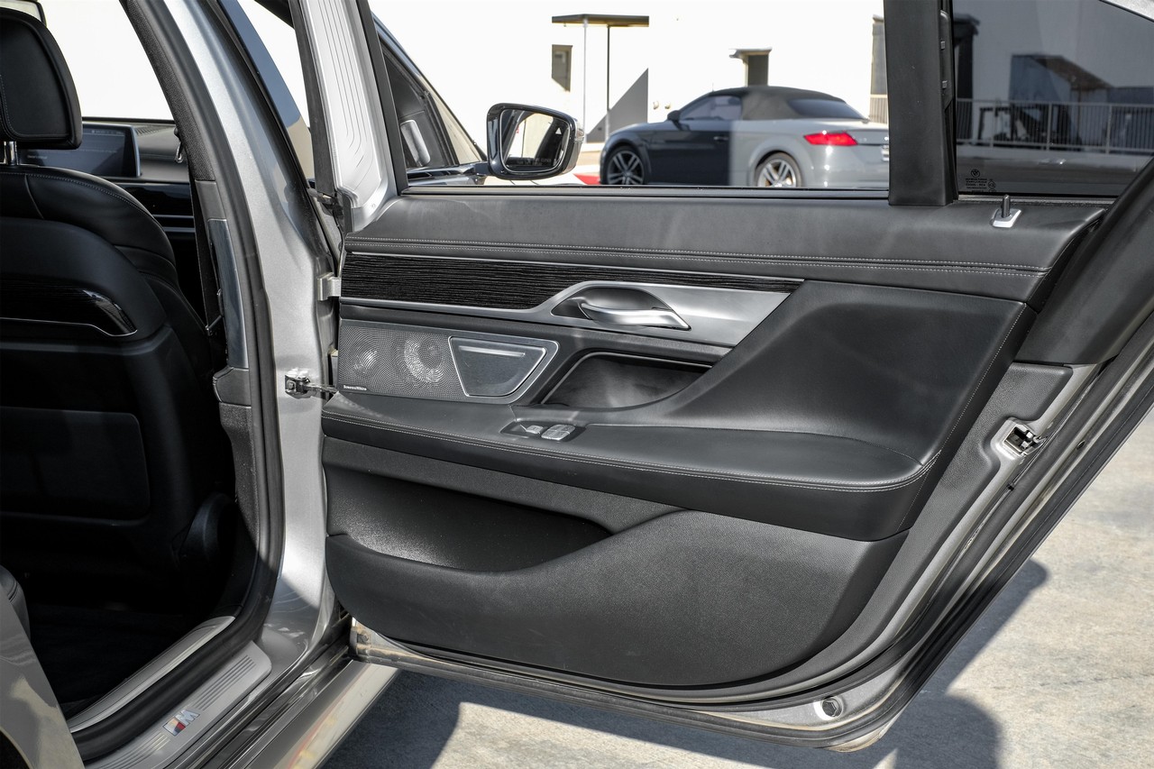 BMW 7 Series Vehicle Main Gallery Image 44