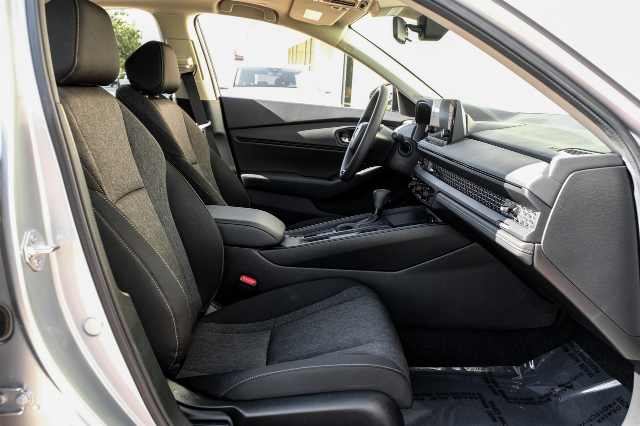 Honda Accord Sedan Vehicle Main Gallery Image 32