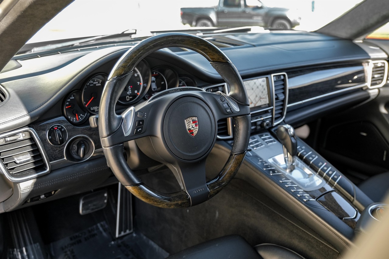 Porsche Panamera Vehicle Main Gallery Image 03