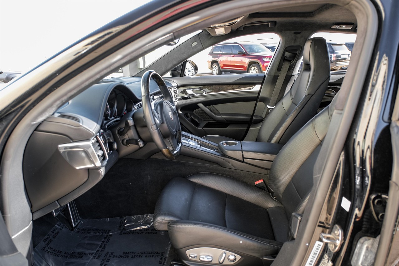 Porsche Panamera Vehicle Main Gallery Image 04