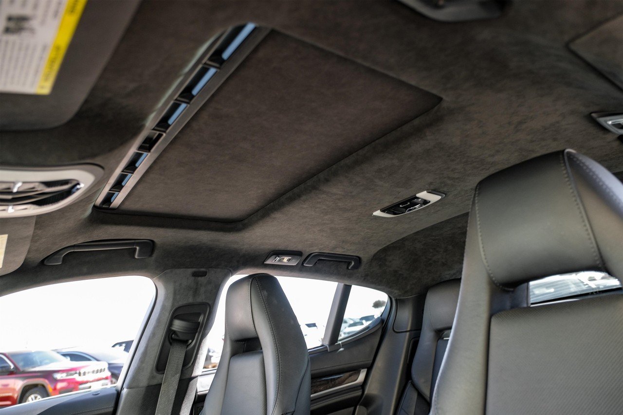 Porsche Panamera Vehicle Main Gallery Image 05