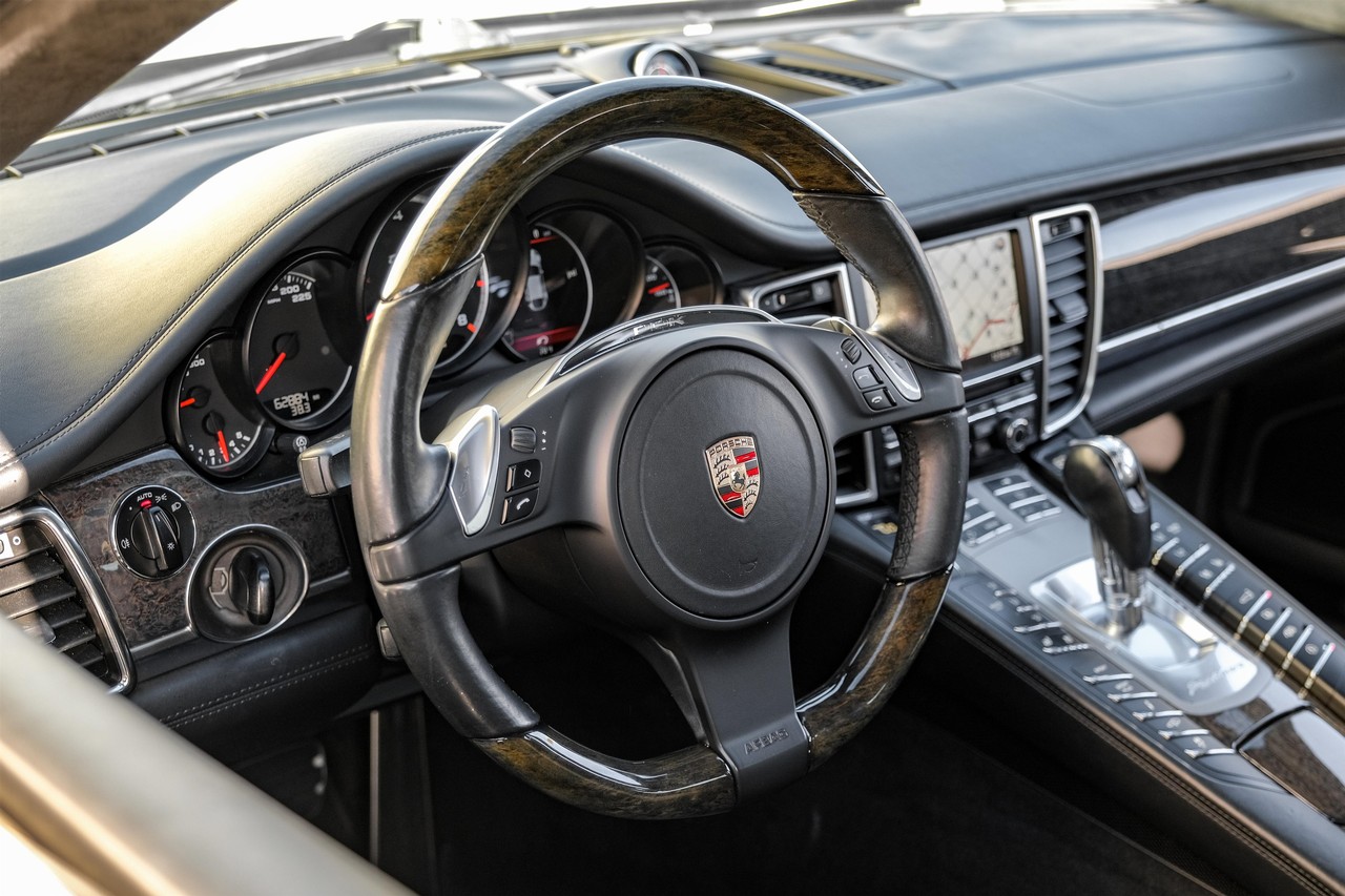 Porsche Panamera Vehicle Main Gallery Image 15