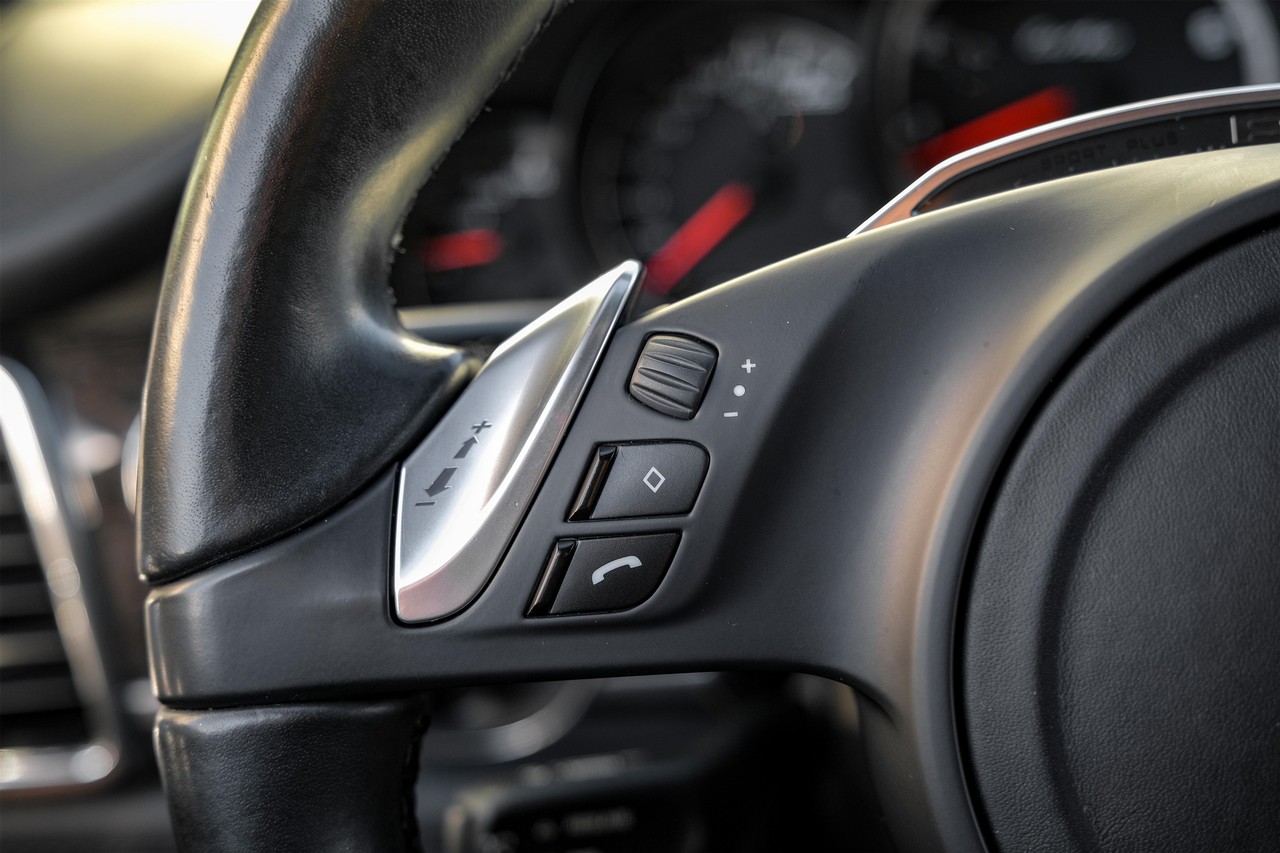 Porsche Panamera Vehicle Main Gallery Image 16