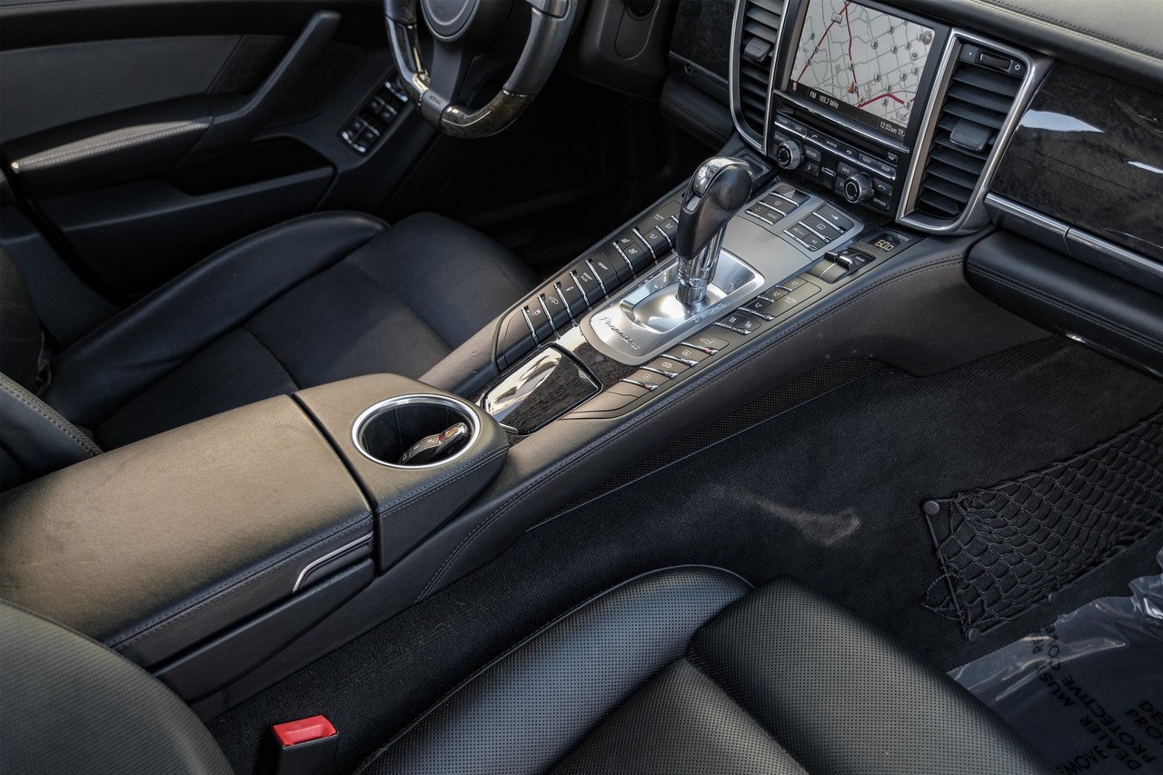 Porsche Panamera Vehicle Main Gallery Image 22