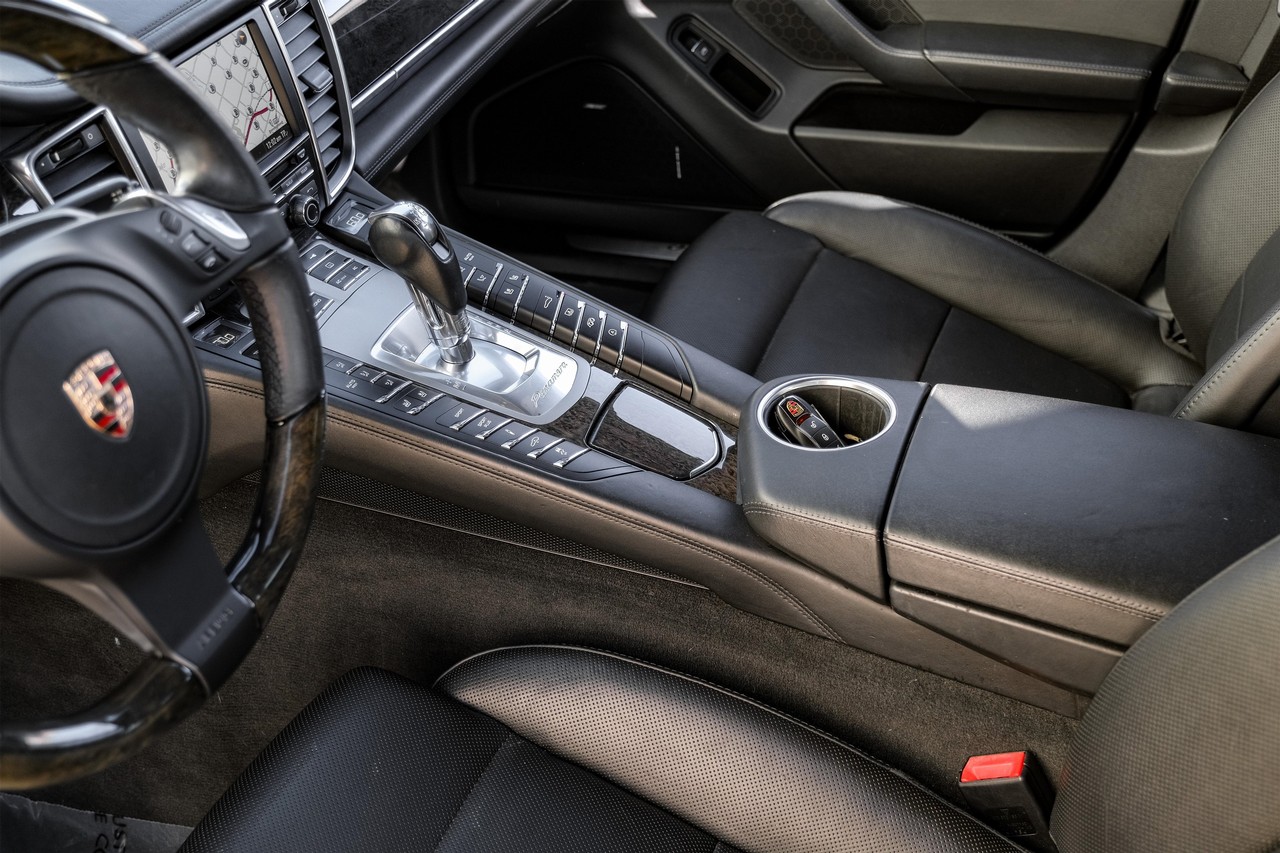 Porsche Panamera Vehicle Main Gallery Image 23