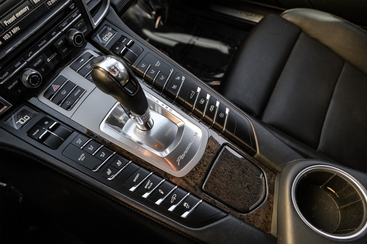 Porsche Panamera Vehicle Main Gallery Image 24