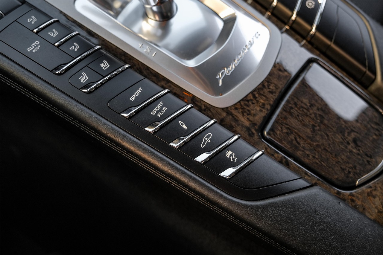 Porsche Panamera Vehicle Main Gallery Image 25