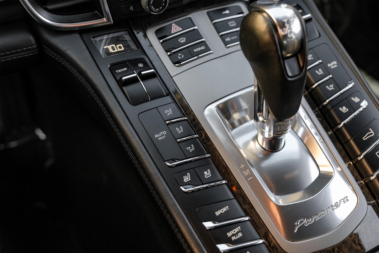 Porsche Panamera Vehicle Main Gallery Image 26