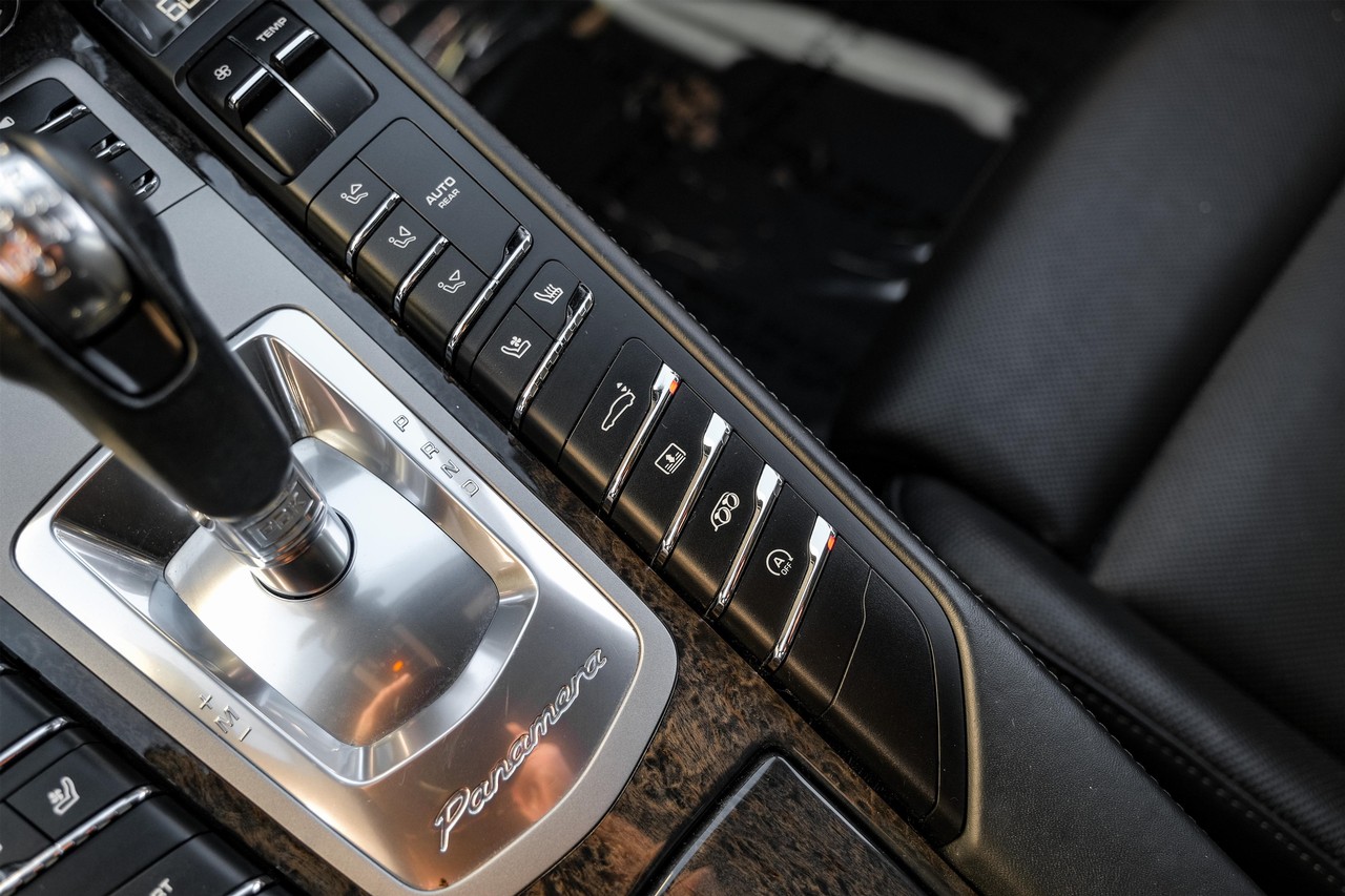 Porsche Panamera Vehicle Main Gallery Image 27