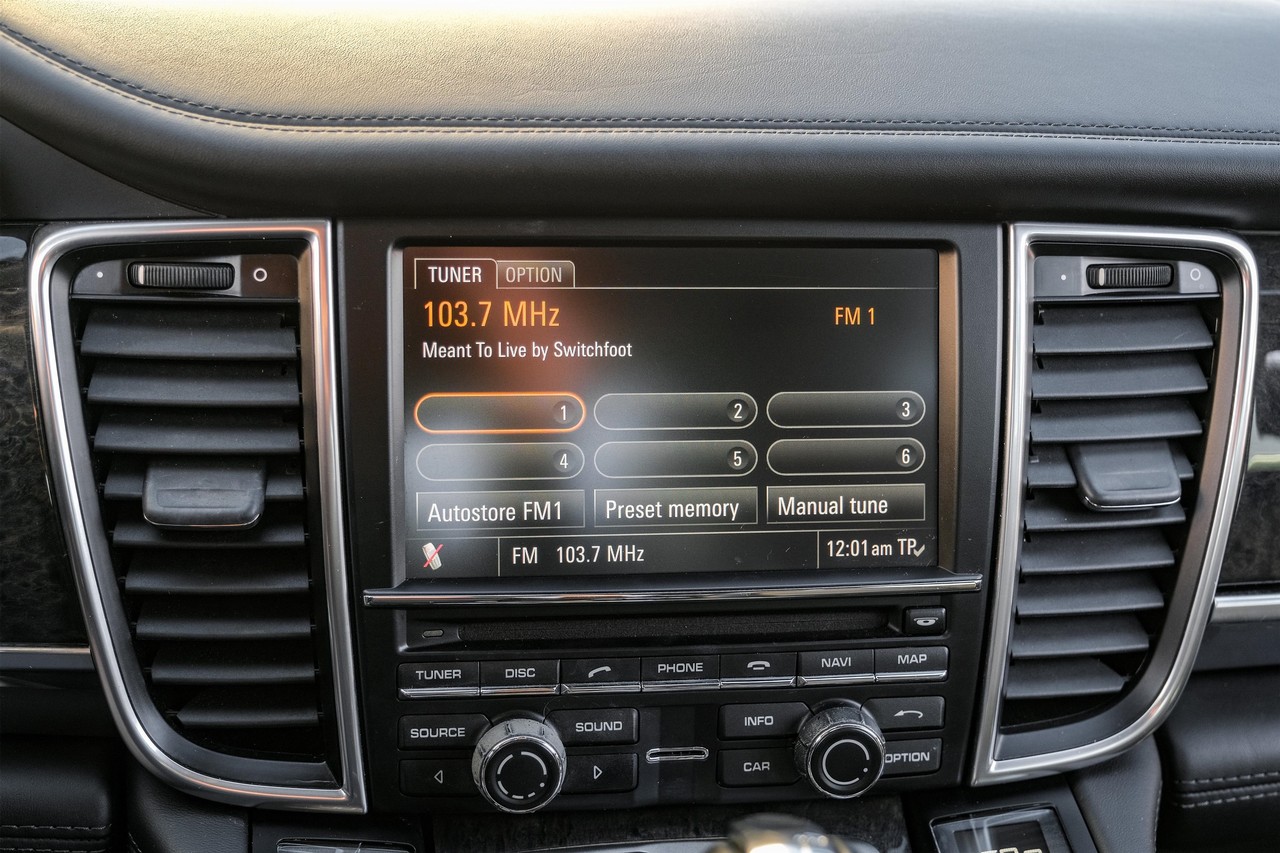 Porsche Panamera Vehicle Main Gallery Image 30