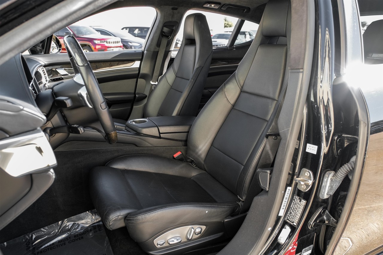Porsche Panamera Vehicle Main Gallery Image 32
