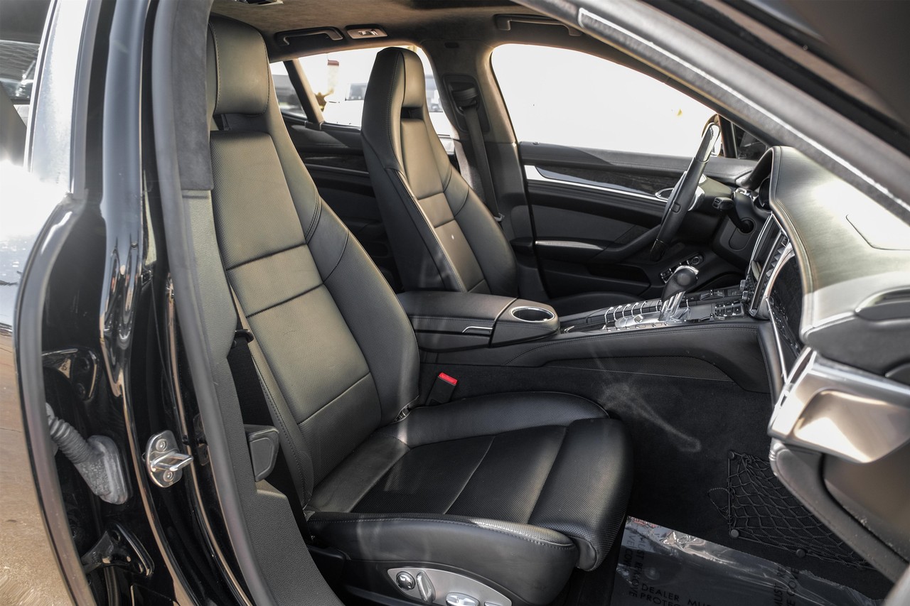 Porsche Panamera Vehicle Main Gallery Image 35