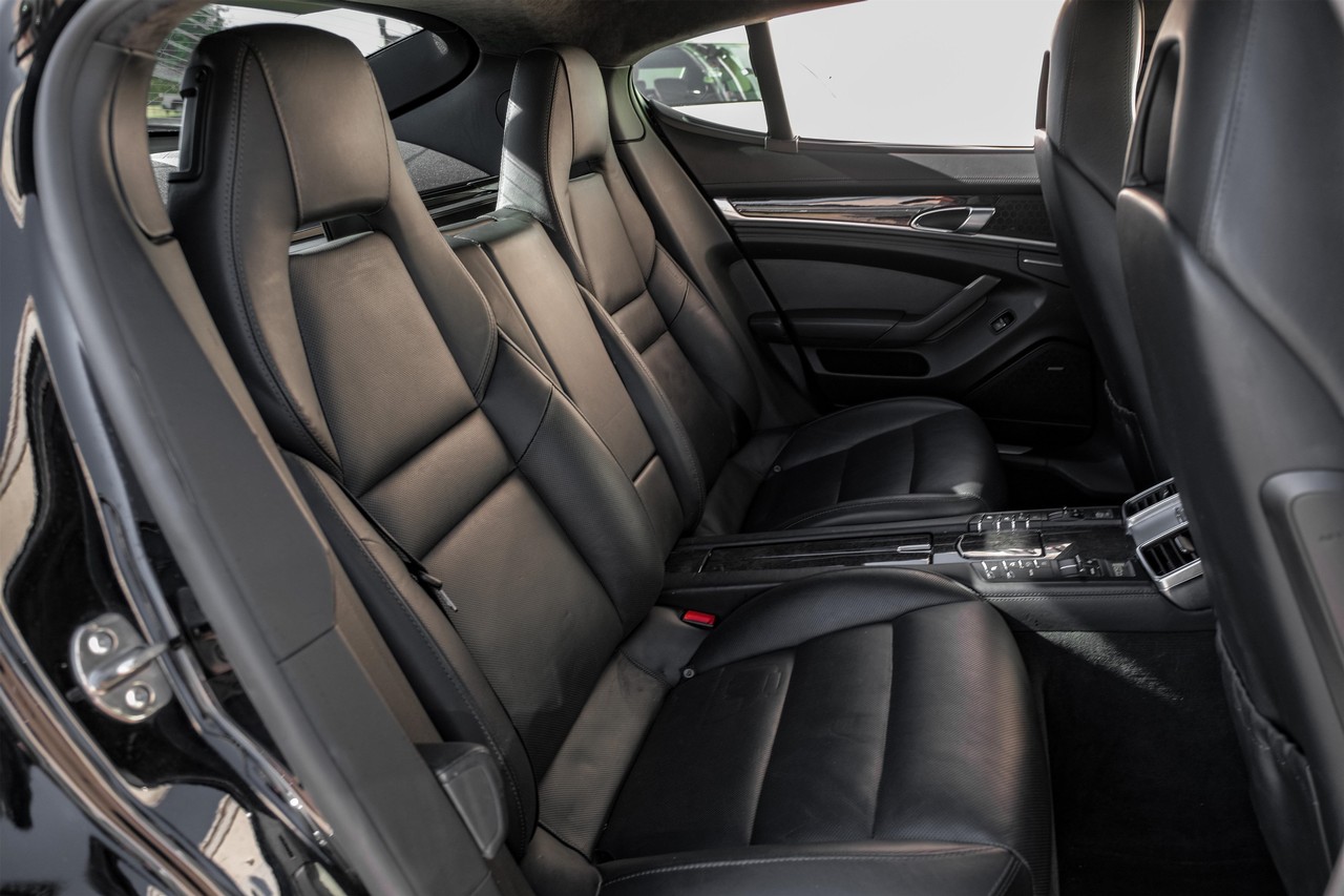 Porsche Panamera Vehicle Main Gallery Image 36