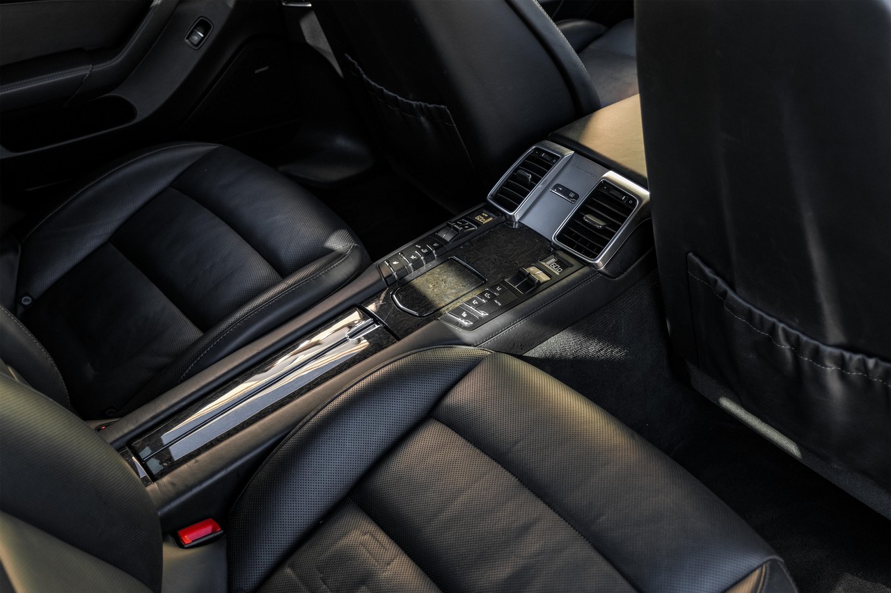 Porsche Panamera Vehicle Main Gallery Image 38