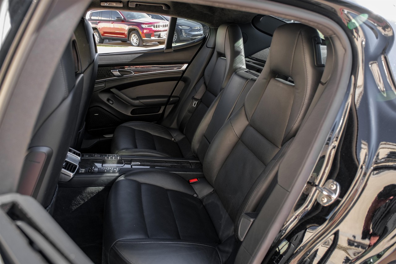 Porsche Panamera Vehicle Main Gallery Image 41