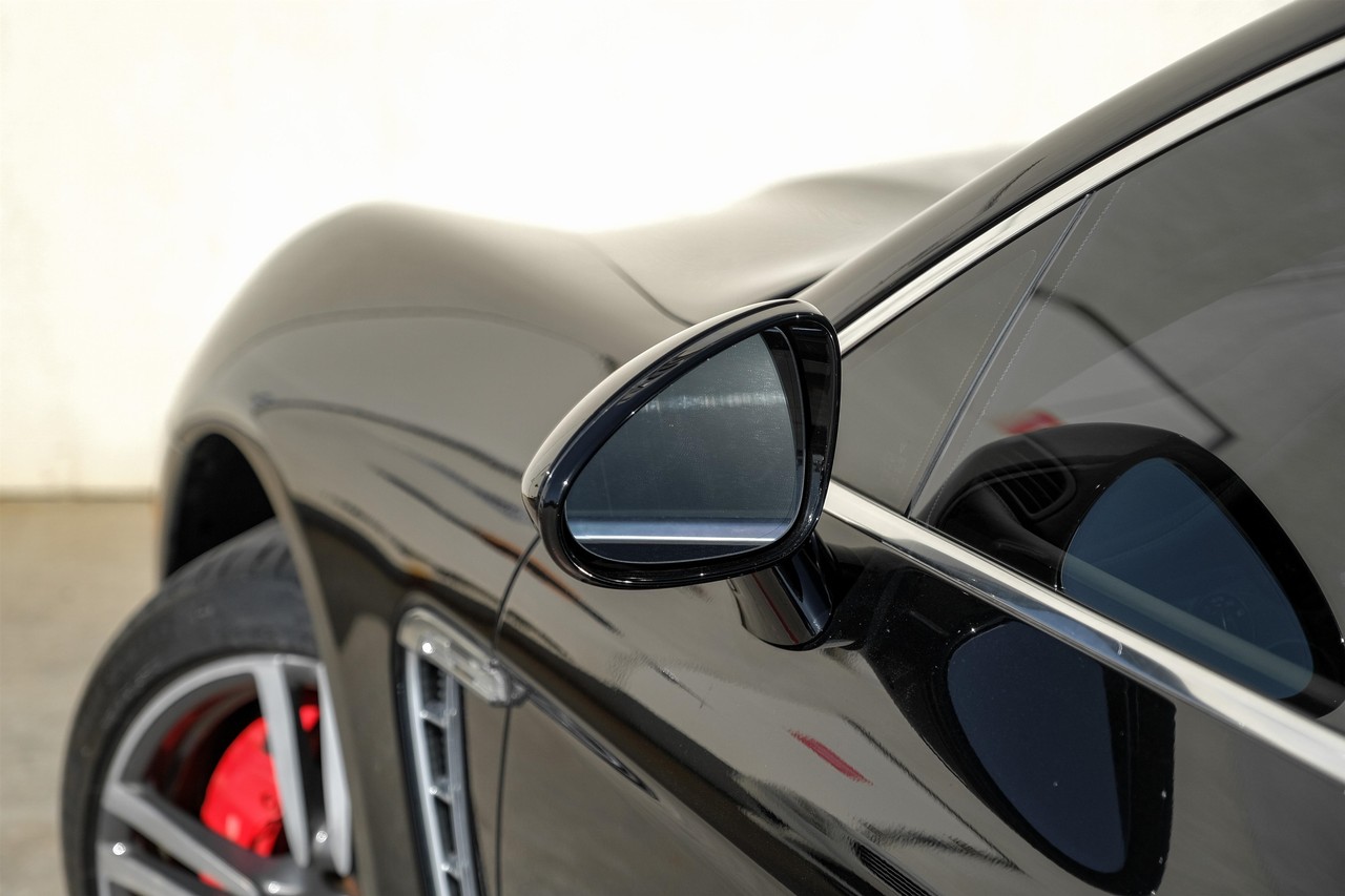 Porsche Panamera Vehicle Main Gallery Image 43