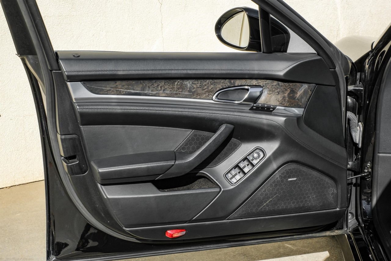 Porsche Panamera Vehicle Main Gallery Image 44