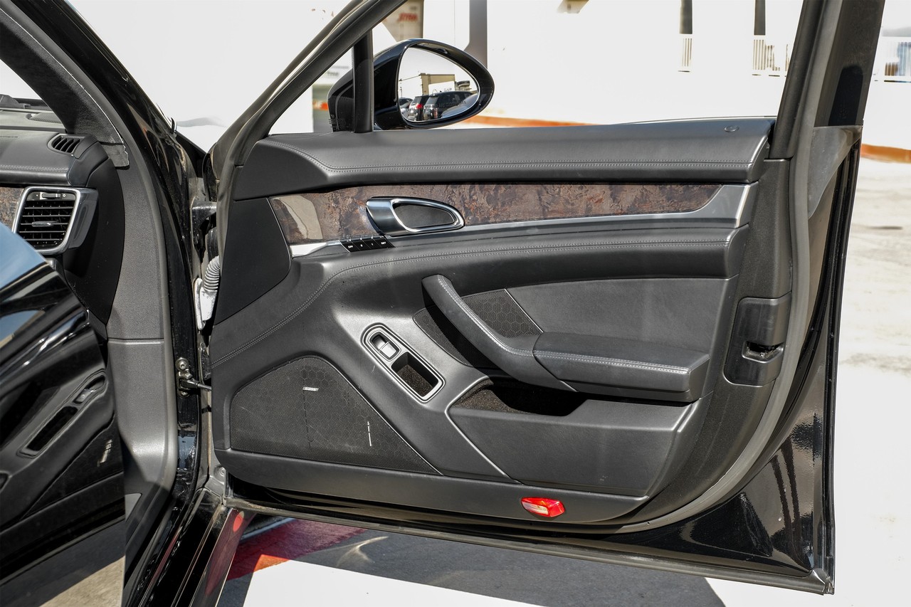 Porsche Panamera Vehicle Main Gallery Image 46