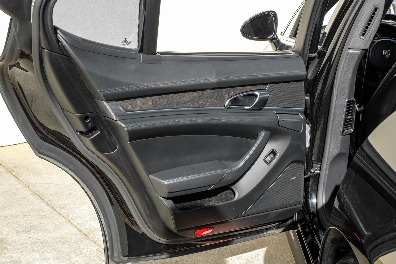 Porsche Panamera Vehicle Main Gallery Image 47