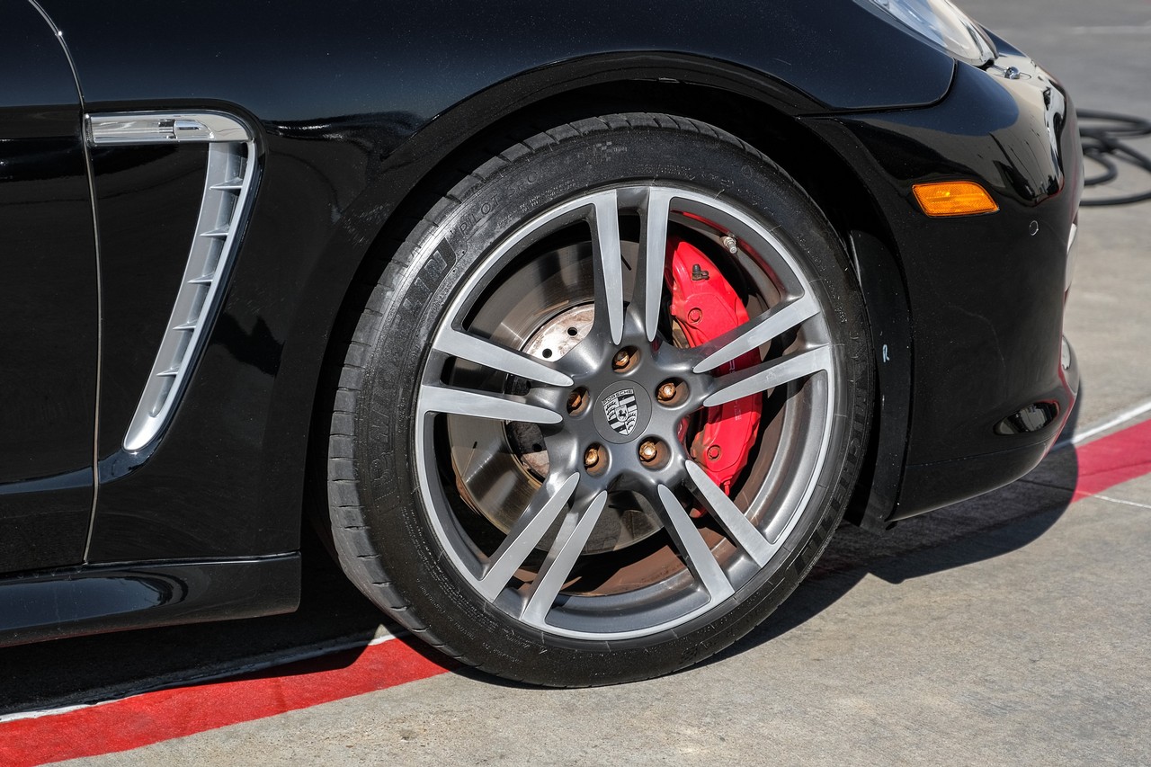 Porsche Panamera Vehicle Main Gallery Image 56